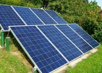 Installing Ground-Mounted Solar on Sloped Terrain: Challenges & Solutions